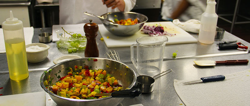 在McCutchen House的烹饪厨房里，一张桌子上摆放着五颜六色的芒果萨尔萨酱。