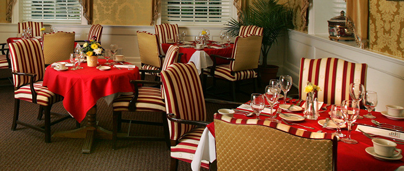 麦卡琴房子提供宽敞，优雅的小酒馆式用餐的房间。
