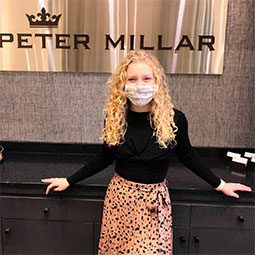 邦妮·艾尔斯站在她的彼得·米勒办公室里。
