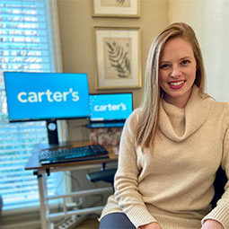 卡洛琳·里费尔坐在办公室里，电脑上醒目地显示着卡特的标志。