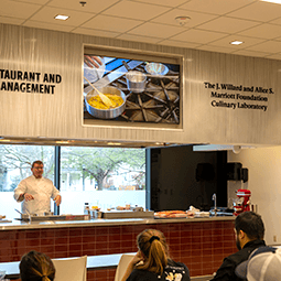 Robby Lybrand老师在J. Willard和Alice S. Marriott烹饪实验室授课。