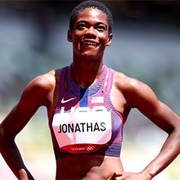 Wadeline Jonathas在获得奥运金牌的跑道上停下来。