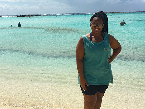 扎里亚·巴伯(Zahria Barber)是一名酒店管理专业的学生，她在阿鲁巴岛学习了一个学期。