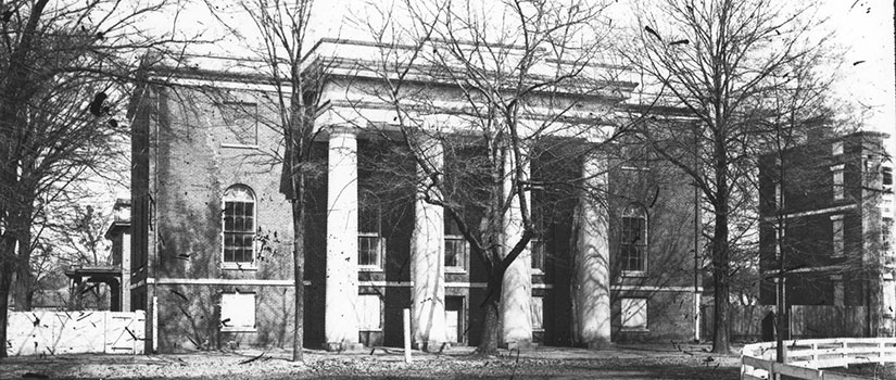 卡罗来纳图书馆的黑白历史照片，在那里举行了第一堂法律课。
