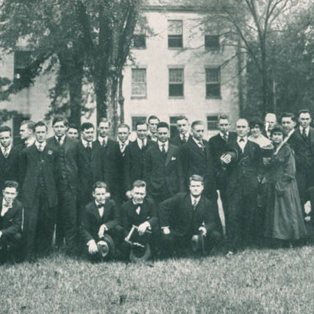 1918年法律班的历史照片，除了两名白人女学生外，所有白人男性。