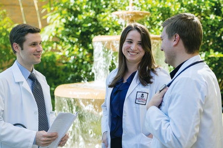 医学院学生站在喷泉旁