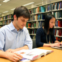 学生坐在图书馆