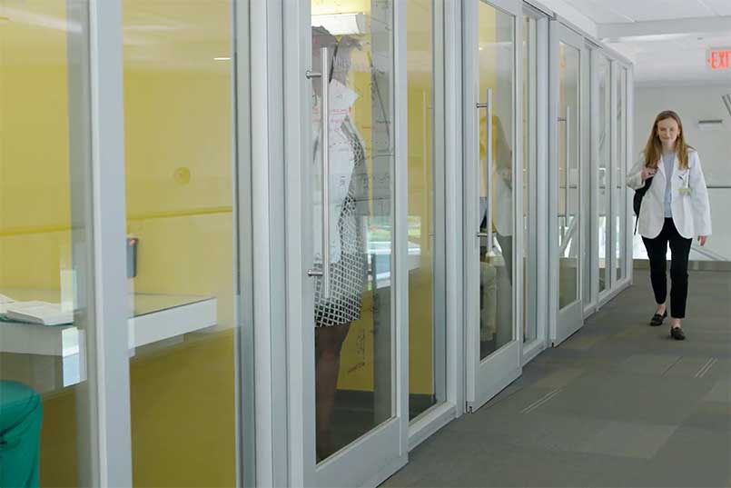 学生走过玻璃自习室