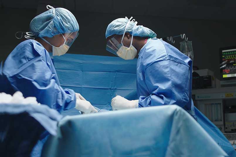 两个医科学生在练习外科手术。