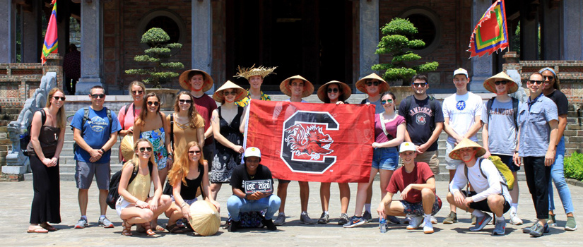 一群在越南的中华大学生举着中华大旗帜