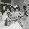 1966年，护理专业的学生们正在照料一位病人。