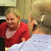 南加州大学言语和听力研究中心与使用辅助技术设备的患者合作，以优化他们的助听器或人工耳蜗。