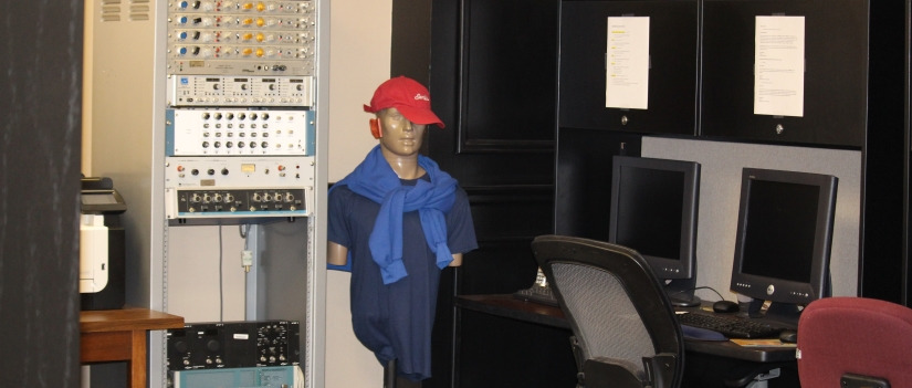 传播科学和障碍办公室，有电脑和一个戴着帽子的人体模型