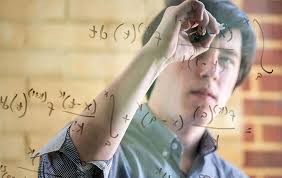 一个人在一块玻璃上写数学公式