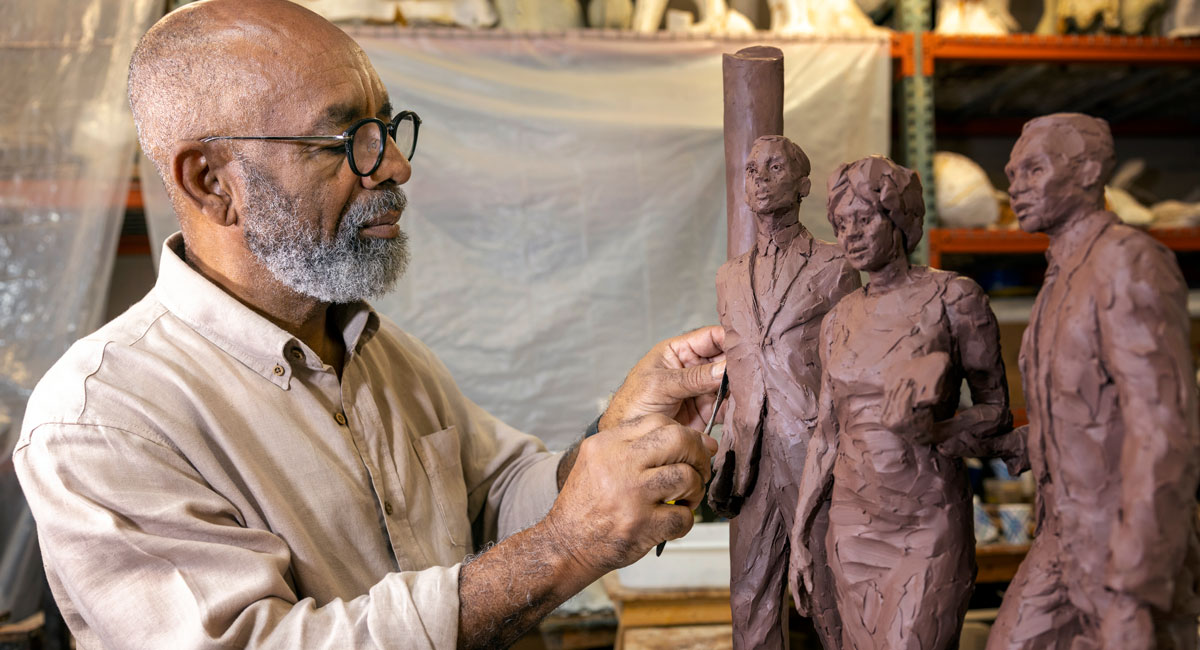 巴兹尔·沃森在退化雕塑上工作。