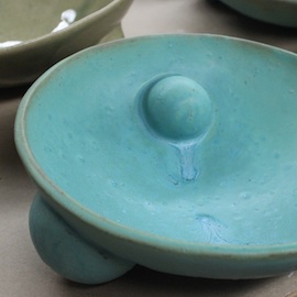 Virginia Scotchie设计的蓝绿色碗