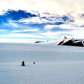 研究人员在南极洲滑雪