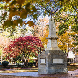 Maxcy纪念碑被秋天的树叶包围
