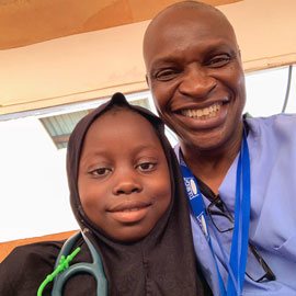 Cheedy Jaja和他的孩子在塞拉利昂诊所