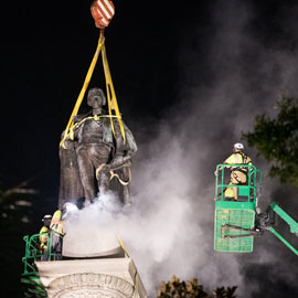 约翰·c·卡尔霍恩雕像在南卡罗来纳州查尔斯顿被拆除