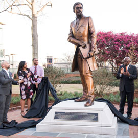 2018年，南卡罗来纳大学第一位黑人教授理查德·t·格林的雕像揭幕。bob官方体育登陆