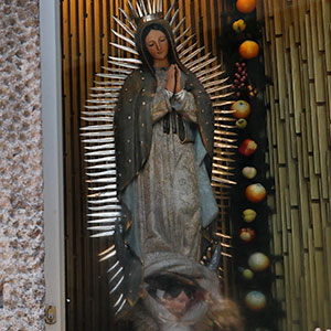 墨西哥城瓜达卢佩圣母大教堂的瓜达卢佩圣母雕像