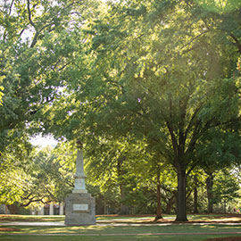 Maxcy Monument站在历史悠久的马蹄形中，留在夏天的绿色
