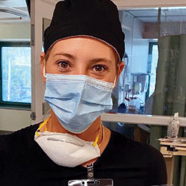 罗西娜·法杜尔在新泽西一家医院的病房里，戴着口罩和医用手术服