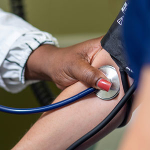 医护人员为病人测量血压