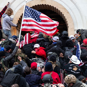 2021年1月6日，暴徒在试图进入国会大厦时与警察发生冲突