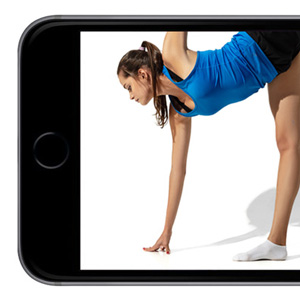 女孩做瑜伽显示在iPhone屏幕上