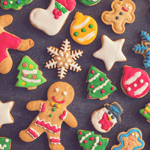 各种形状的圣诞饼干，有五颜六色的糖衣和装饰