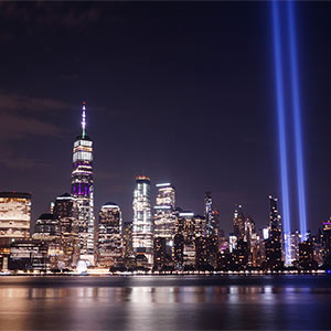 纽约市夜晚的天际线，光线代表着世贸中心双子塔。