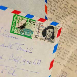 有安妮·弗兰克邮票的旧信。