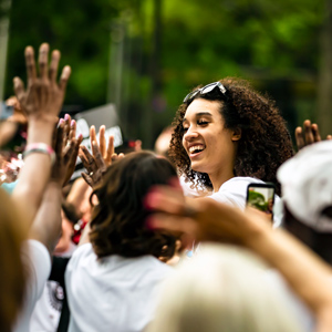 Brea Beal在参加庆祝女子篮球队2022年全国冠军的游行时被粉丝包围
