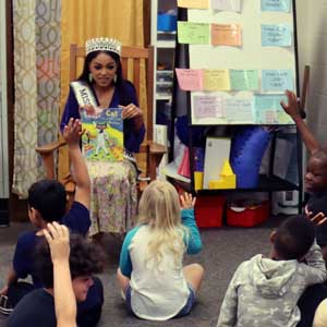 2022年美国南卡罗来纳州小姐在教室里为孩子们朗读