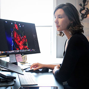 丽贝卡·雷伯尔在她的电脑前设计图形