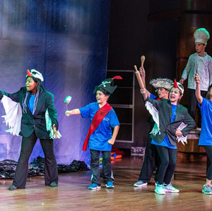 穿着戏服的孩子们在舞台上享受戏剧夏令营的创意时光
