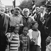 1965年，民权领袖拉尔夫·大卫·艾伯纳西、胡安妮塔·艾伯纳西、小马丁·路德·金、科雷塔·斯科特·金和艾伯纳西的孩子们领导了著名的塞尔玛到蒙哥马利游行。