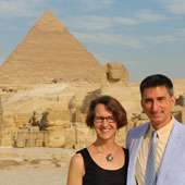 开罗美国学院的校友Amy Coquillard和David Chadwell分别是图书管理员和课程协调员，他们在金字塔度过毕业日。