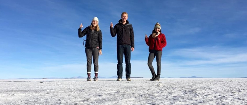 三个学生站在冰川上
