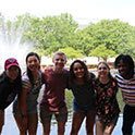 群学生在托马斯·库珀图书馆前面的喷泉
