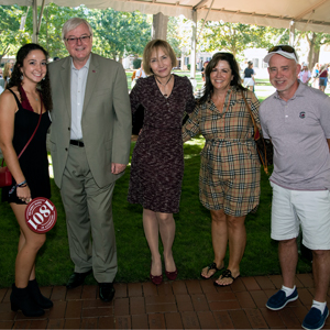 一名学生和她的父母在周末家庭活动中与总统迈克尔·阿米里迪斯和第一夫人埃罗·阿格洛普洛·阿米里迪斯站在一起