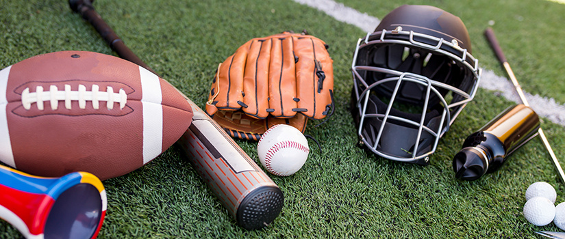 运动设备包括一个棒球棒的集合,棒球,足球,橄榄球头盔、高尔夫俱乐部和高尔夫球。