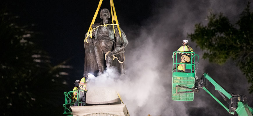 约翰·c·卡尔霍恩雕像在南卡罗来纳州查尔斯顿被拆除