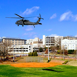 工程日，黑鹰直升机飞过校园