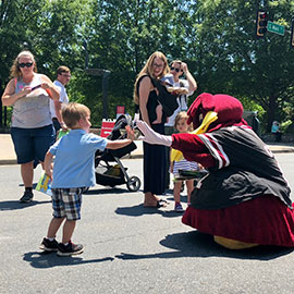 在格林维尔的大街上，公鸡和一个小孩击掌庆祝