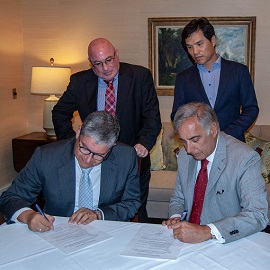 总统帕斯蒂德斯、吴海文院长和阿鲁巴官员签署了更新协议