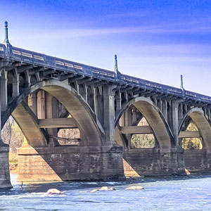 背景为蓝天的河上桥的照片