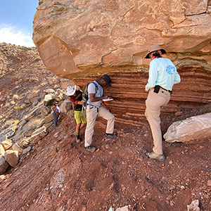 学生们在地质野外营地重建地质历史。